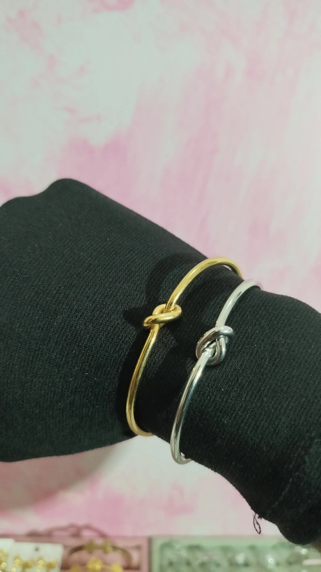 بنگل گره زنانه طرح گره خورده رنگ طلایی و نقره ای رنگ ثابت