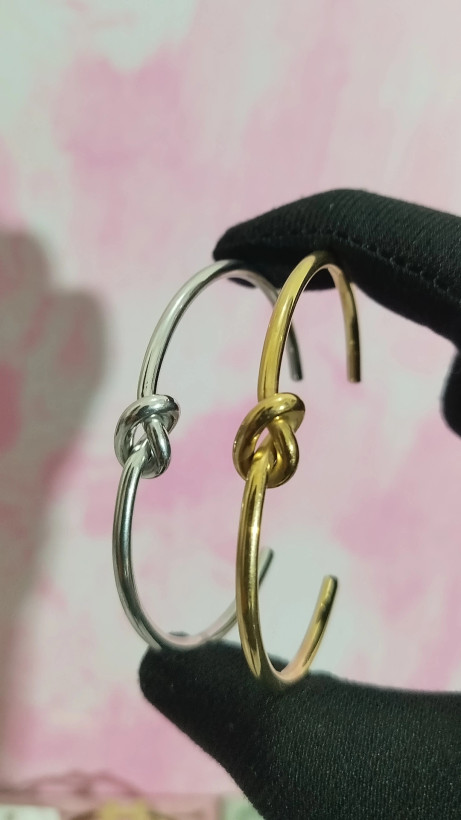 بنگل گره زنانه طرح گره خورده رنگ طلایی و نقره ای رنگ ثابت